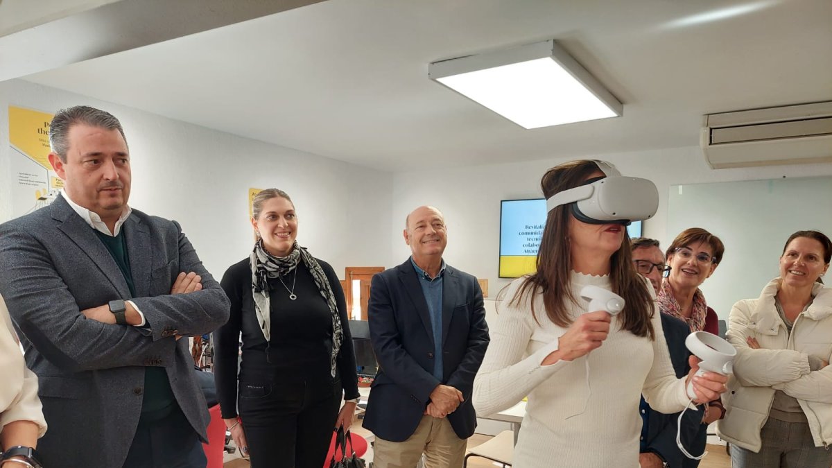 La delegada del Gobierno andaluz en Almería este miércoles con unas gafas de realidad virtual.