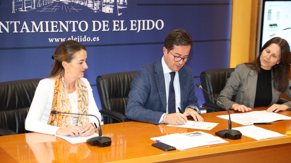 Firma de la subvención en el Ayuntamiento de El Ejido.
