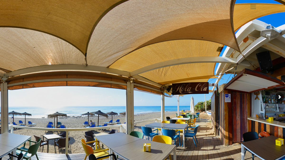 La terrazas al aire libre y cubiertas con vistas al mar del Hola Ola.