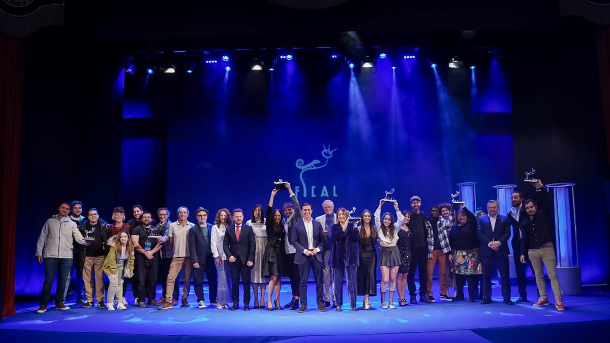 Foto de familia de galardonados y entregadores de premios en la Gala del Audiovisual Almeriense.
