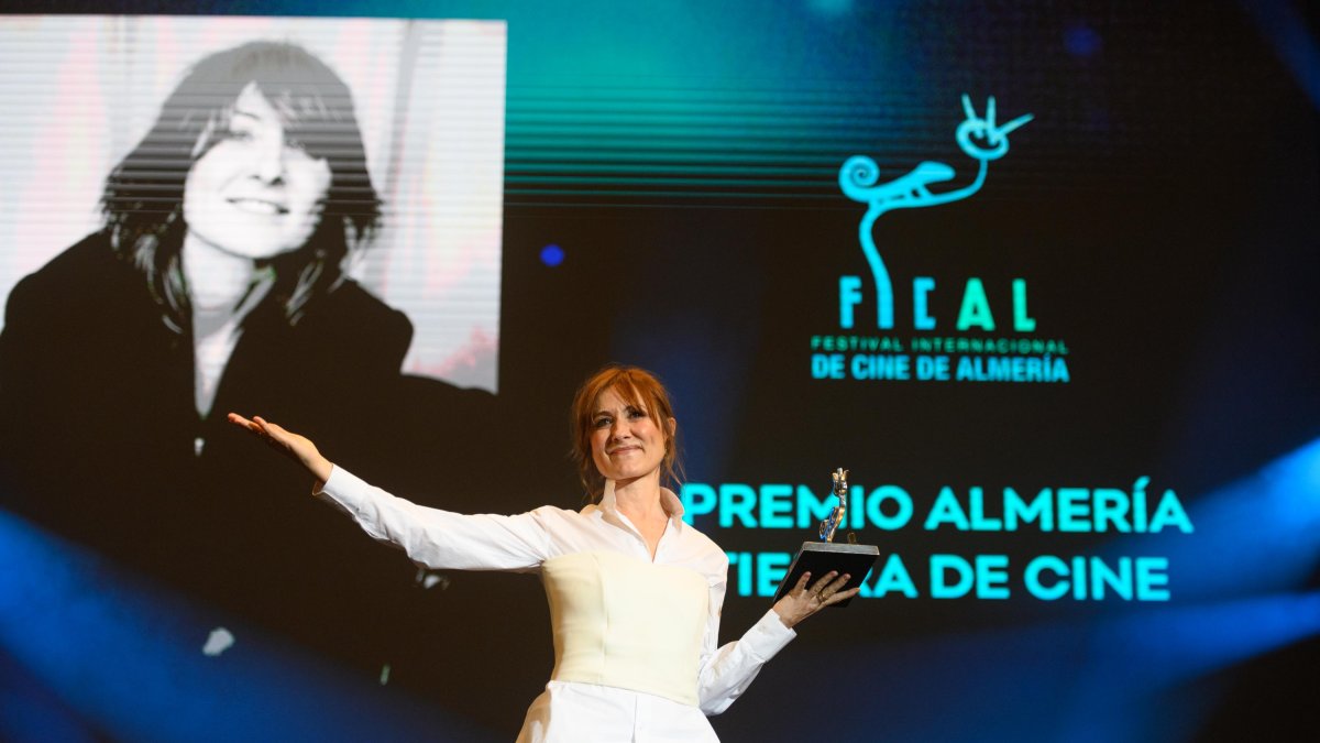 Nathalie Poza, con el premio honorífico Almería, Tierra de Cine que recibió el viernes en la apertura de FICAL.