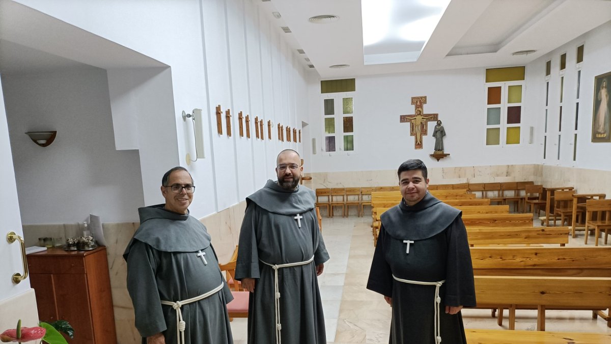 Los hermanos Fermín, Julio y Luis en la capilla de la Casa de Nazaret.
