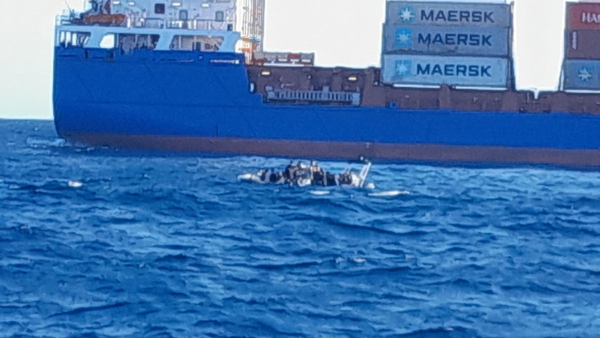 Patera rescatada este jueves en aguas de Almería con 22 personas a bordo.