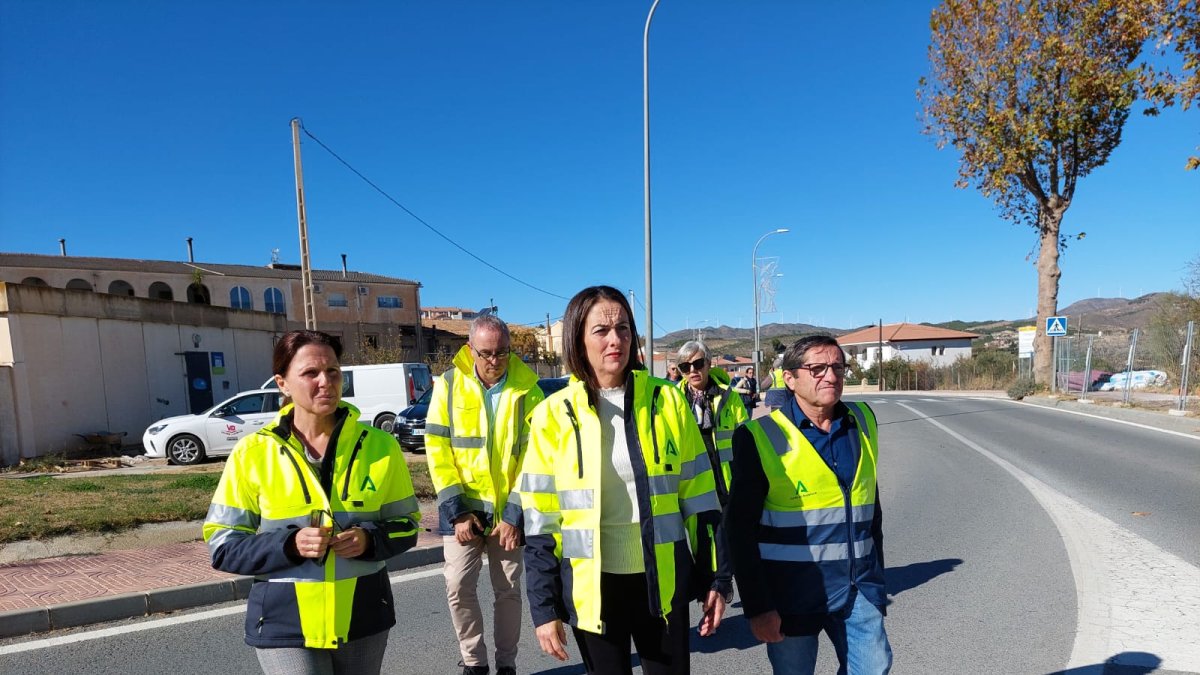 La delegada del Gobierno,  acompañada de la delegada de Fomento y el alcalde de Serón han visitado las obras.