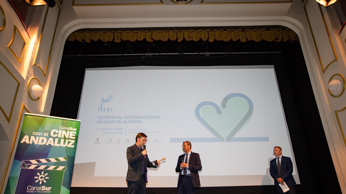 Juan Francisco Viruega recoge el Premio Canal Sur de manos de Juan de Dios Mellado.