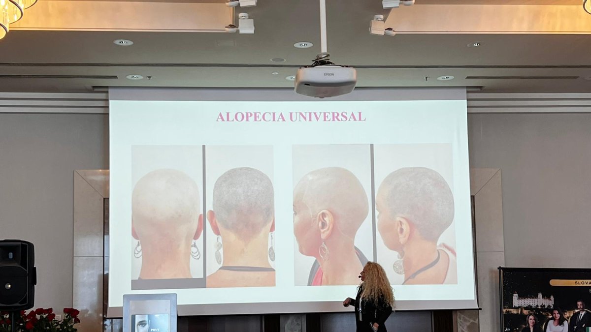 Conchi de la Cruz impartiendo en una de sus ponencias sobre micropigmentación.