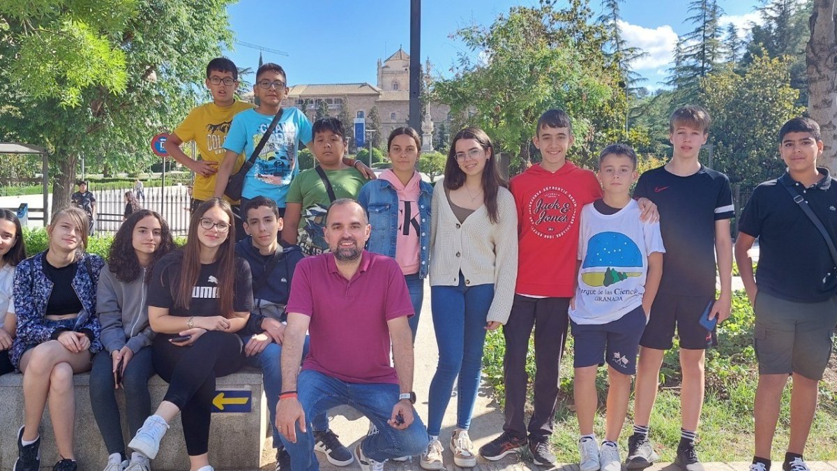 El profesor junto a parte de su alumnado.