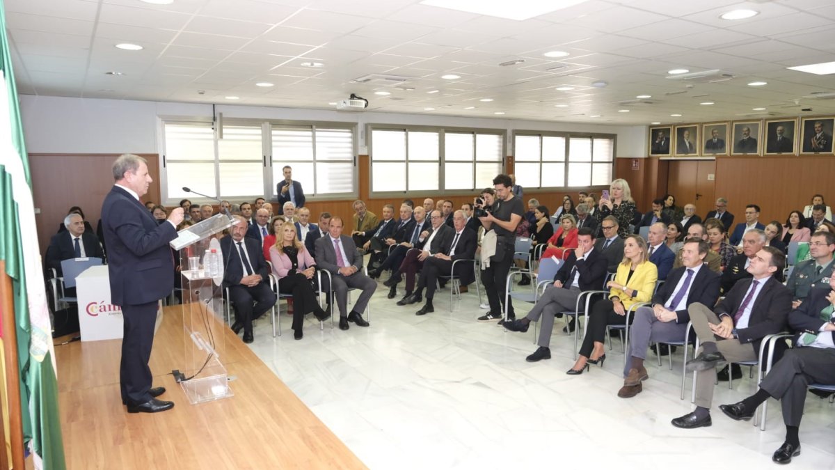 A la izquierda el nuevo Pleno de la Cámara de Comercio.