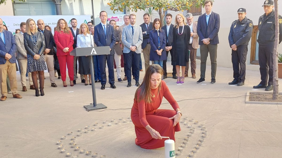 Aránzazu Martín, delegada de Gobierno de la Junta, enciende una vela en memoria de las víctimas de la violencia de género.