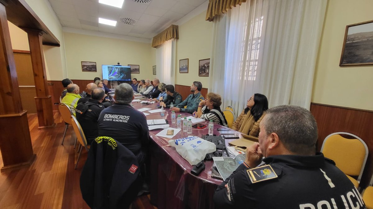 Reunión de coordinación y seguridad en el Ayuntamiento de Cuevas.