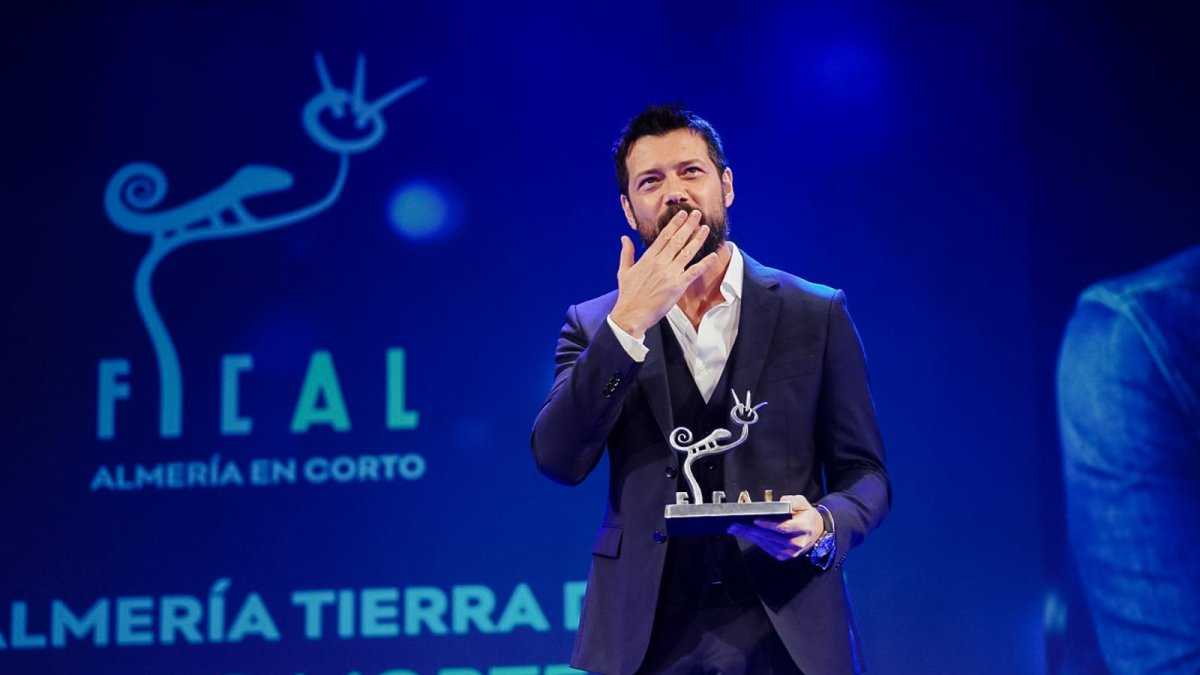 Álvaro Morte, con el premio Almería, Tierra de Cine.