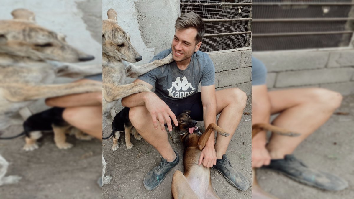 Víctor Ros junto a tres perros que se encuentran en El Refugio de Rubi.