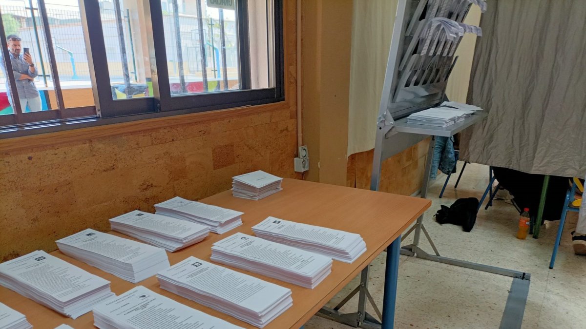 Papeletas en un colegio electoral de la provincia de Almería.