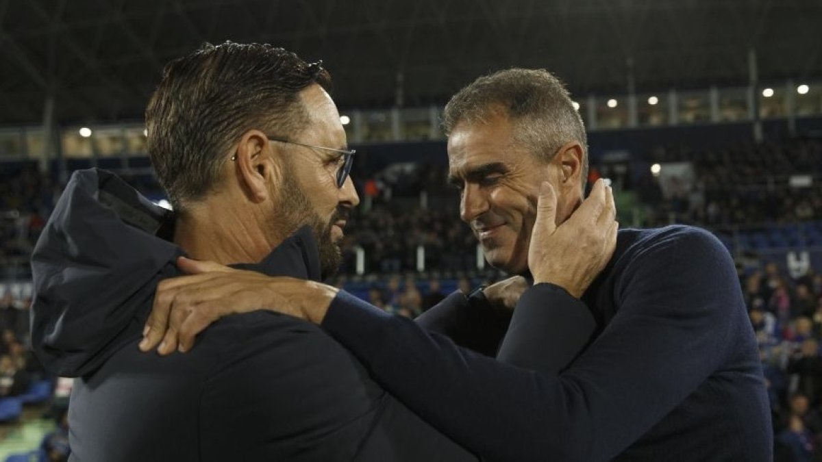 Saludo entre Bordalás y Garitano antes del encuentro en el Coliseum de Getafe.