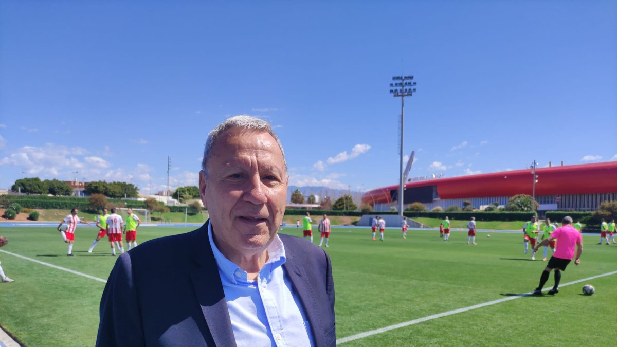 Manolo García con LA VOZ en el campo Anexo del Estadio de los Juegos Mediterráneos.