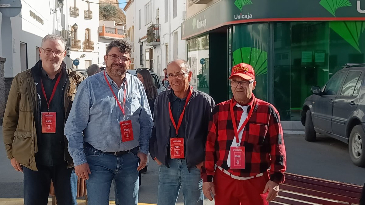 Rafael Montes con parte del equipo que le ha asistido durante la jornada electoral.