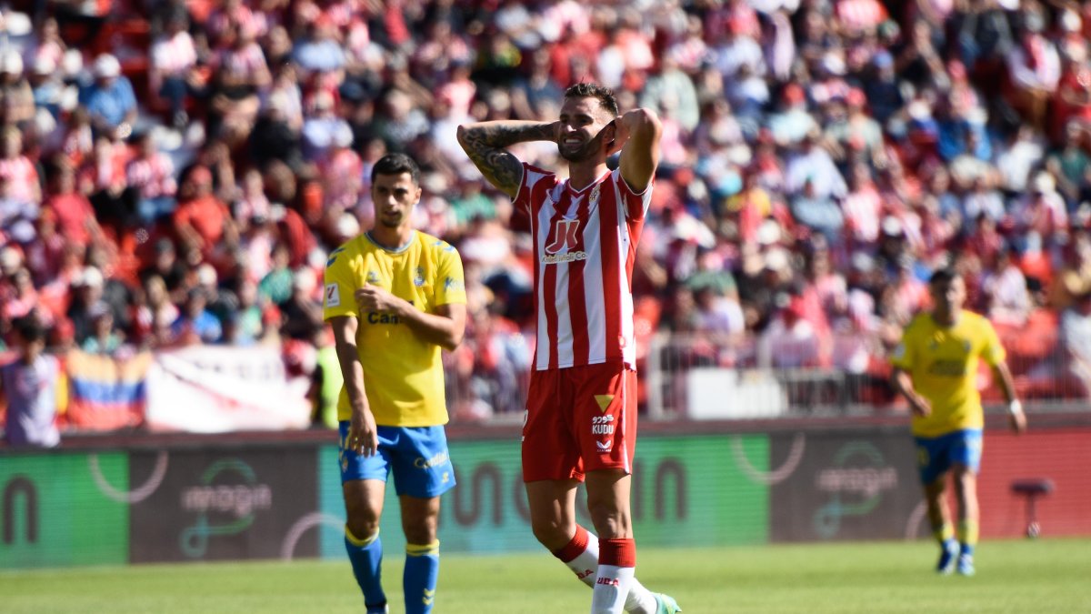 Leo Baptistao se lamenta en el partido en el Estadio de los Juegos Mediterráneos ante Las Palmas.