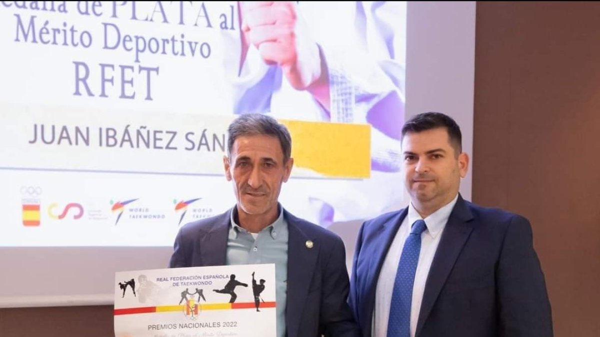 El premio fue entregado por el presidente de la Federación Andaluza de Taekwondo y Hapkido, Ismael Bernabal Ortega.