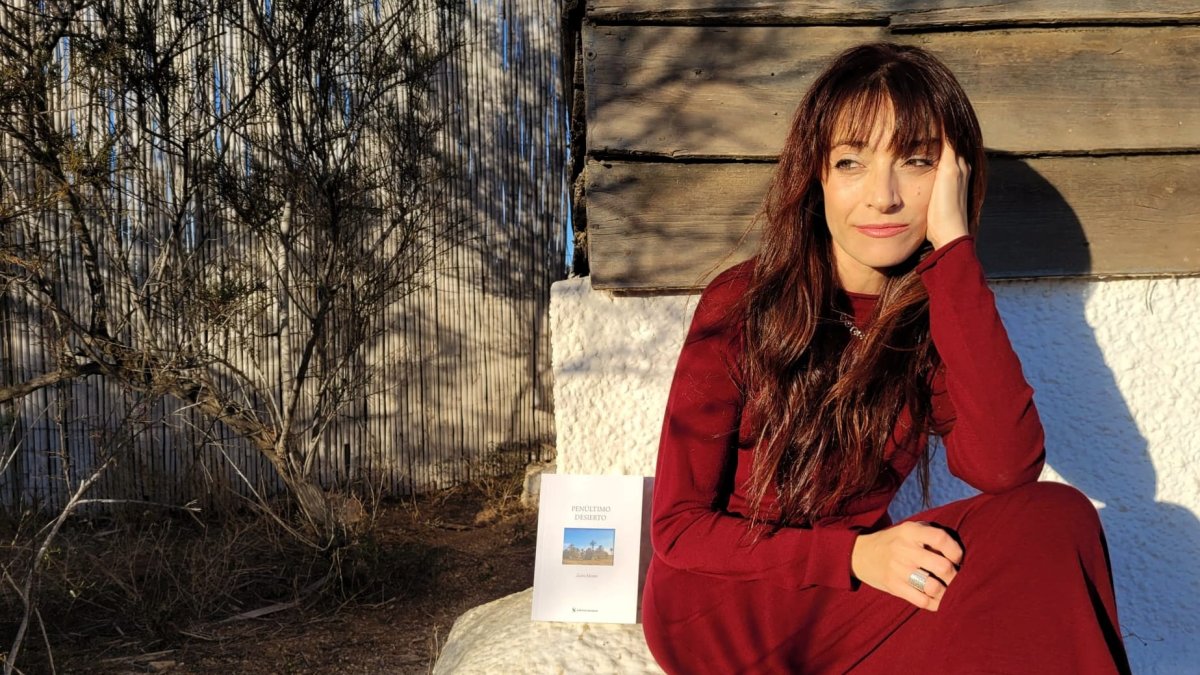 La actriz Zaira Montes junto a su primer poemario, ‘Penúltimo desierto’, que presenta este martes en la Librería Picasso de Almería.