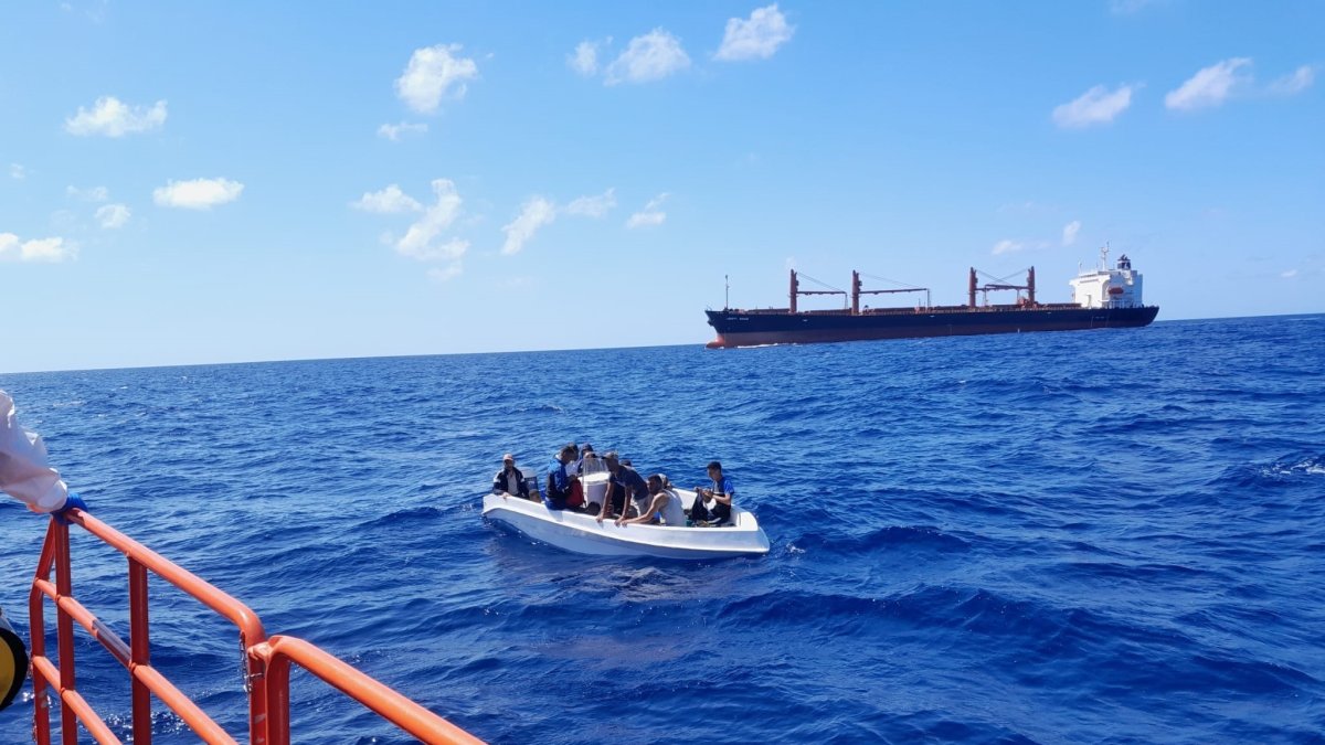 Patrullera de salvamento realizando un rescate en Almería.