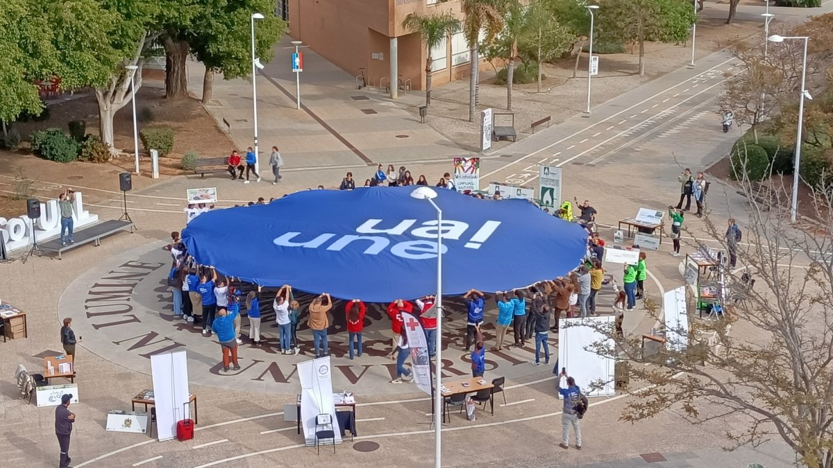 Levantamiento de la lona que representa la solidaridad.