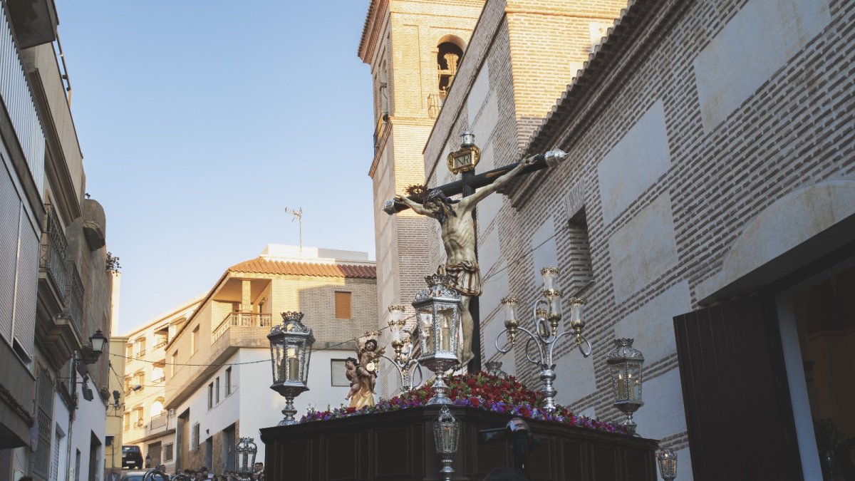 Desarrollo de la procesión extraordinaria por las calles de Adra.