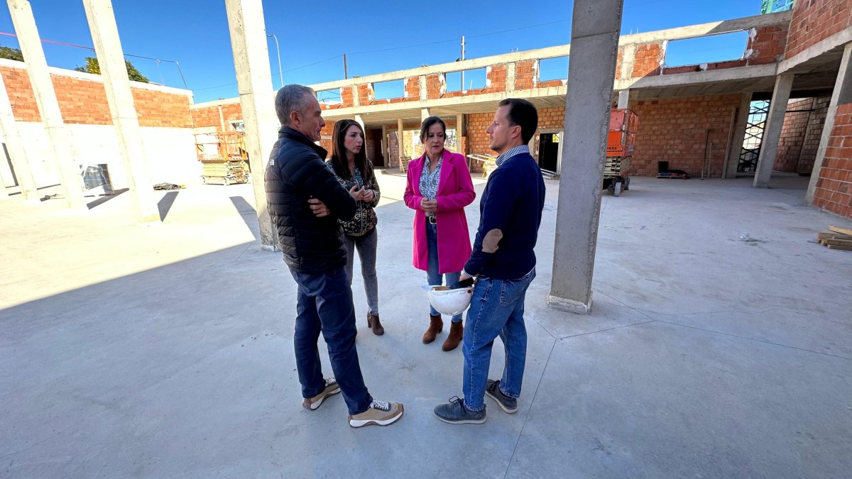 La teniente de alcalde, Almudena Serrano, y la concejala de Urbanismo, María del Mar Castelo visitan las obras.