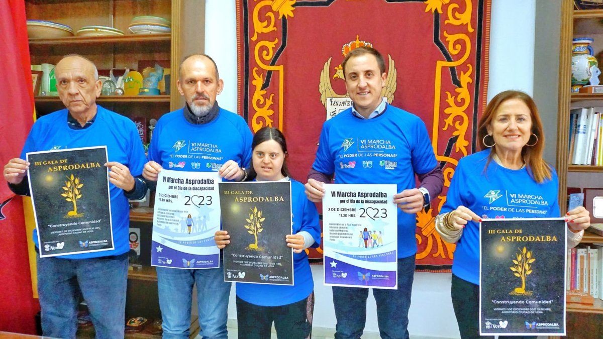 Las autoridades y usuarios de la asociación presentan la gala y la marcha de Asprodalba