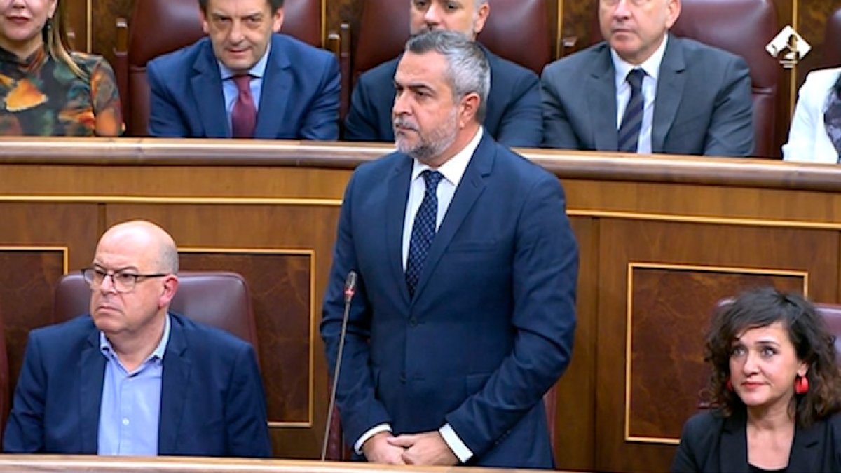 Juan Antonio Lorenzo, prometiendo el cargo de diputado.