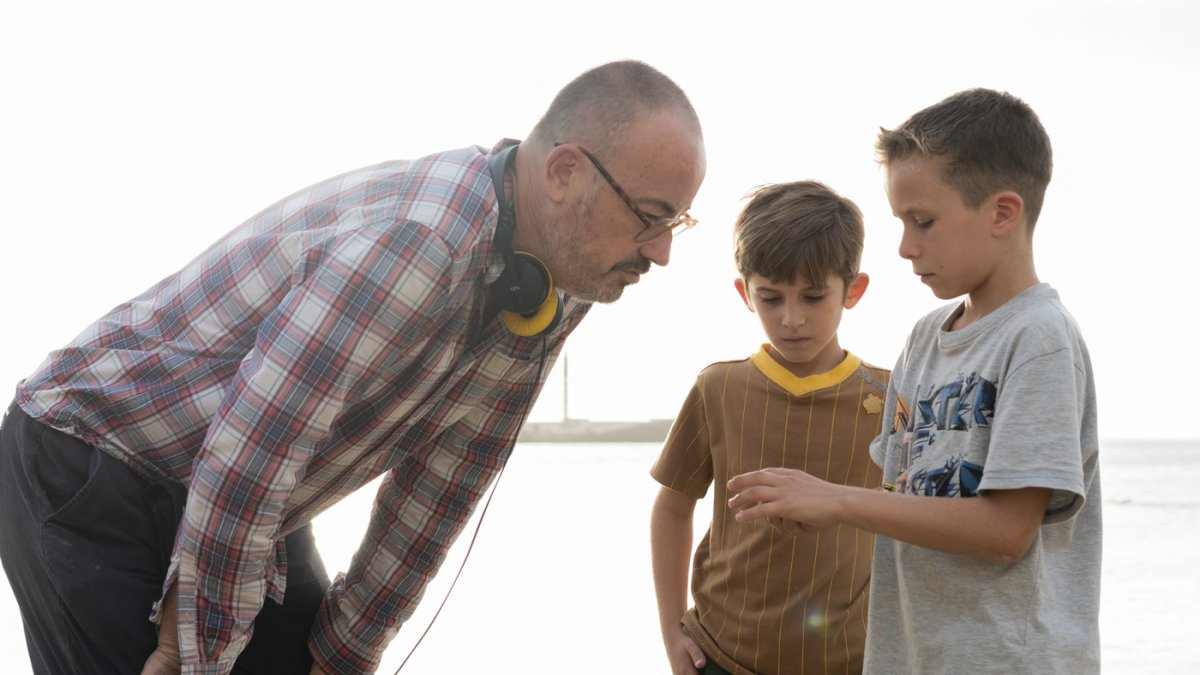 Manuel Martín Cuenca, dirigiendo a los niños Cayetano Rodríguez Anglada y Fidel Sierra en ‘El amor de Andrea’. Foto: Marino Scandurra
