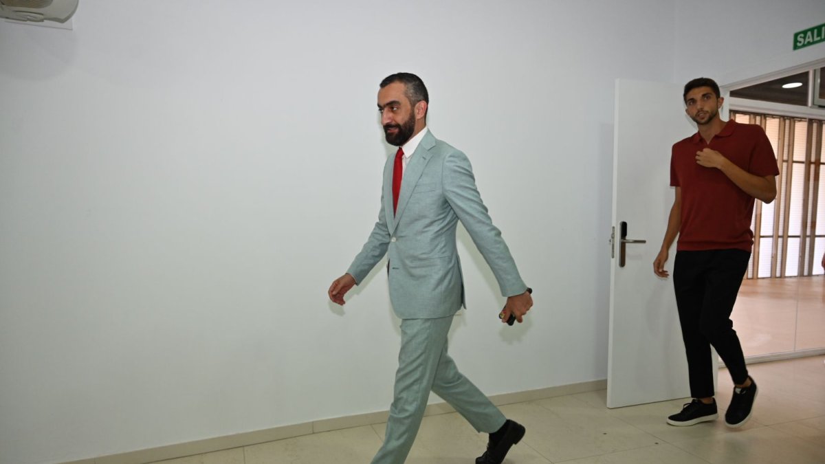 Mohamed El Assy no sale corriendo para hablar a la afición.