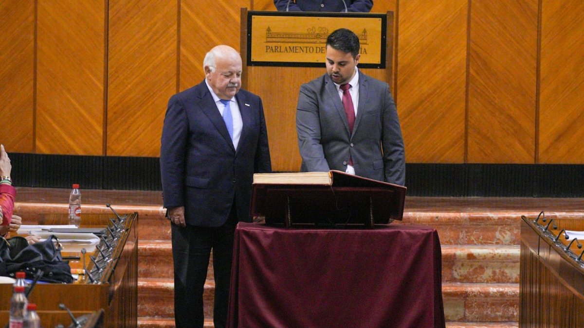 Mateo Hernández, a la derecha, en el Parlamento de Andalucía.