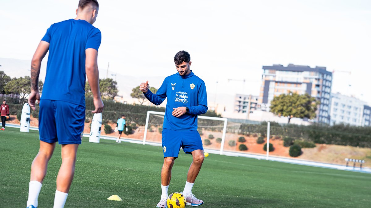 Marc Pubill ha hecho algunos ejercicios con balón junto a Marko Milovanovic.