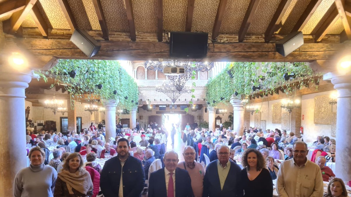 El alcalde y varios miembros del equipo de gobierno acompañaron a los mayores de Vícar.