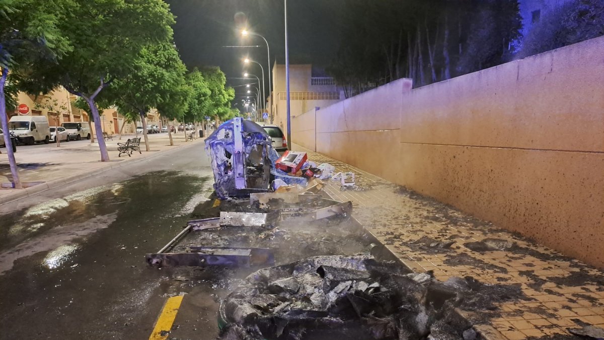 Contenedores quemados en Huércal de Almería.