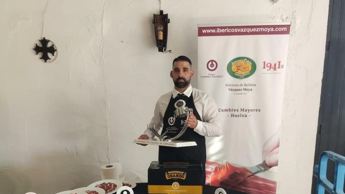 Antonio Ortuño, cortador de jamón profesional y gerente del espacio gastronómico Ortuño.