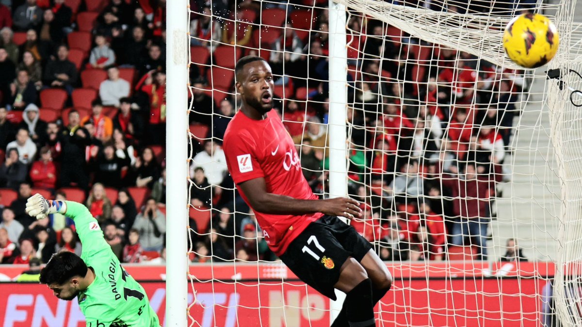 Larin lamentándose de una oportunidad para el conjunto bermellón.