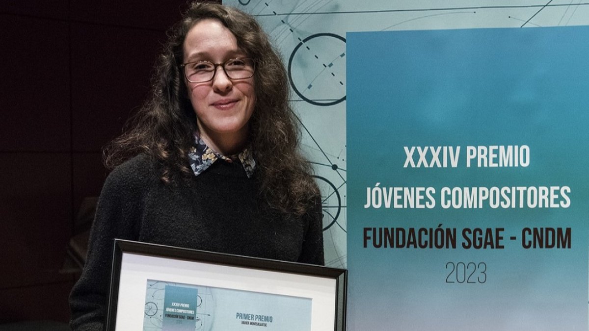 María del Pilar Miralles Castillo, con el título que certifica su primer premio.