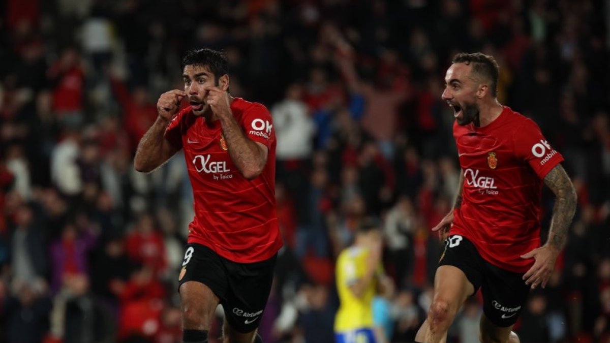 Abdón Prats y Sergi Darder celebrando el gol del empate contra el Cádiz en Son Moix.