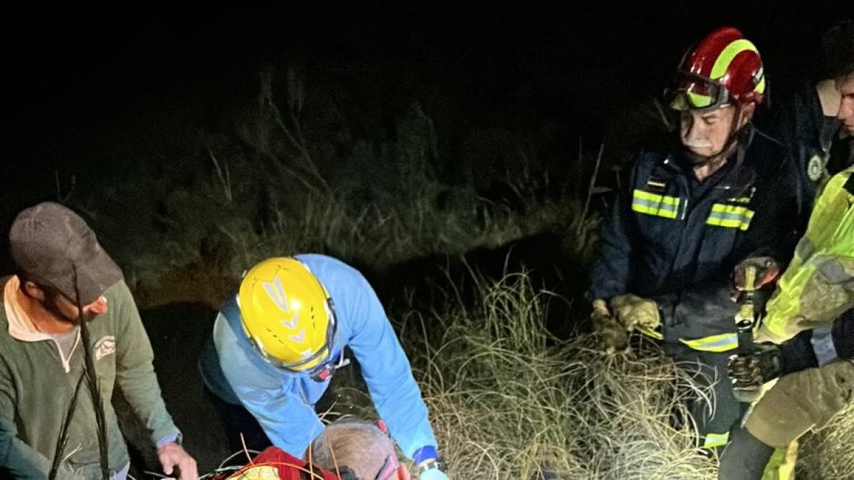 Imagen del rescate de un paracaidista en Adra.