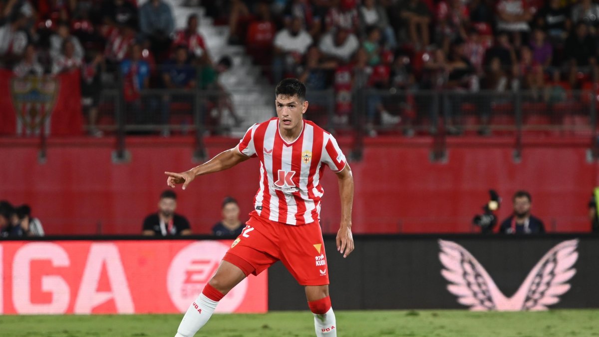 César Montes en el partido ante el Valencia.