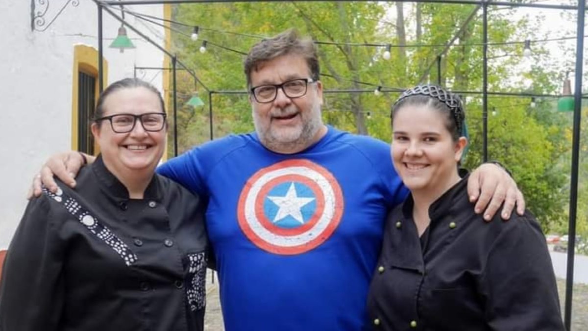 Inmaculada y su hija Minerva en una fotografía de archivo junto al periodista Alfredo Casas.