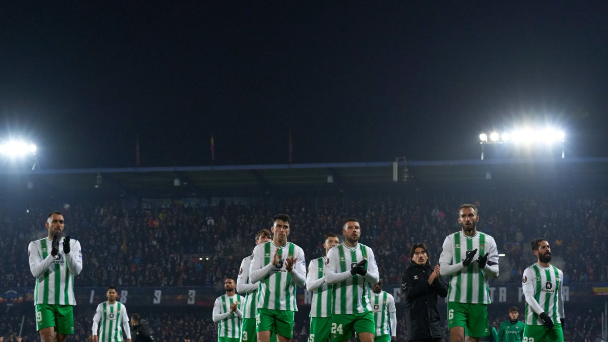 El Betis se queda helado en Praga.