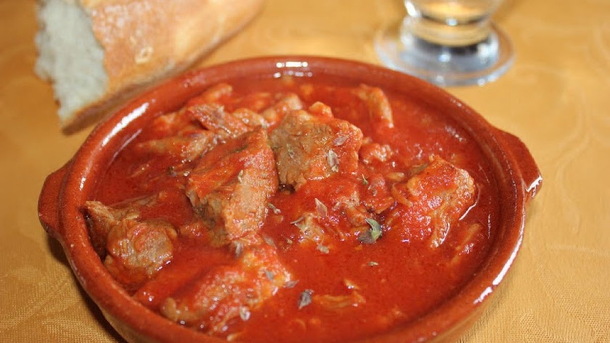 Carne con tomate, una receta tradicional.