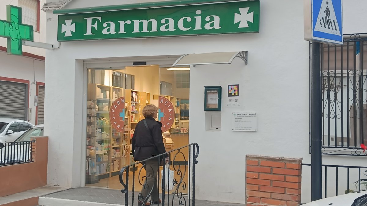 La gente aprovecha el vehículo par aparar en ciudades o pueblos grandes para hacer sus compras farmacéuticas.