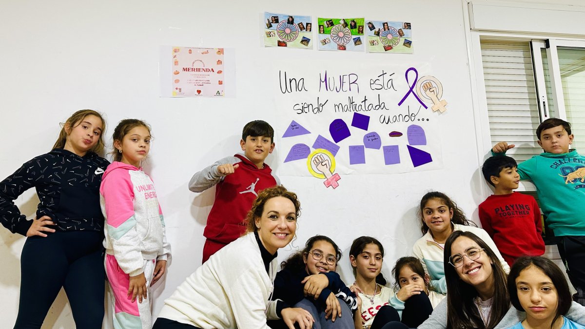 Alumnos y alumnas en el taller.