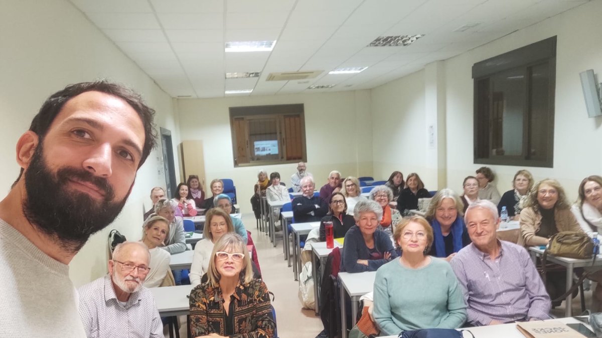 Víctor Bastante, profesor de derecho de la UAL junto a los alumnos de la Universidad de Mayores.