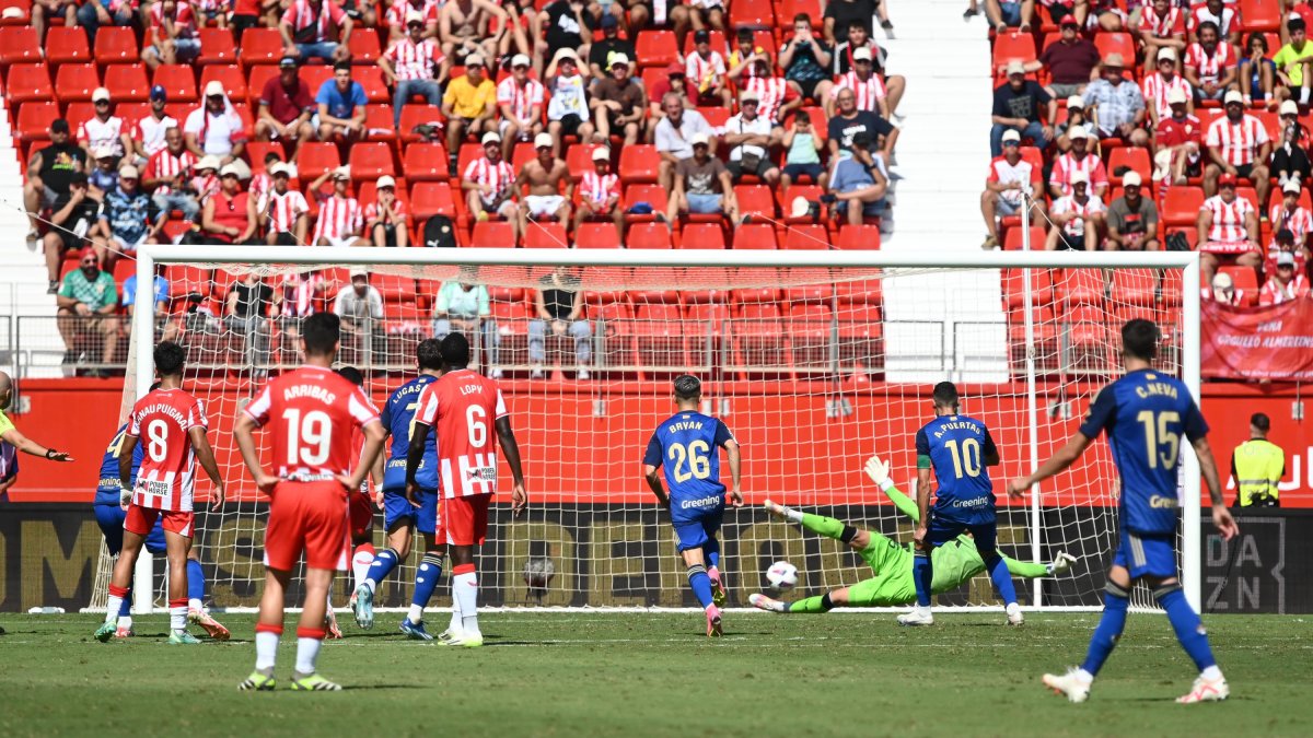 Maximiano detuvo un penalti a Puertas en el Almería-Granada que finalizó con empate a tres.