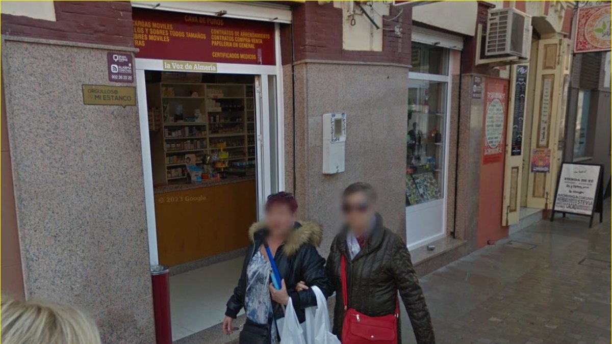 El estanco linda con los cafés de Ortega.