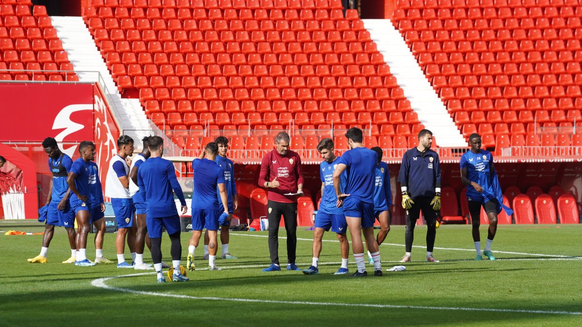 Charla del técnico a la plantilla para levantar el ánimo y vencer al Real Betis.